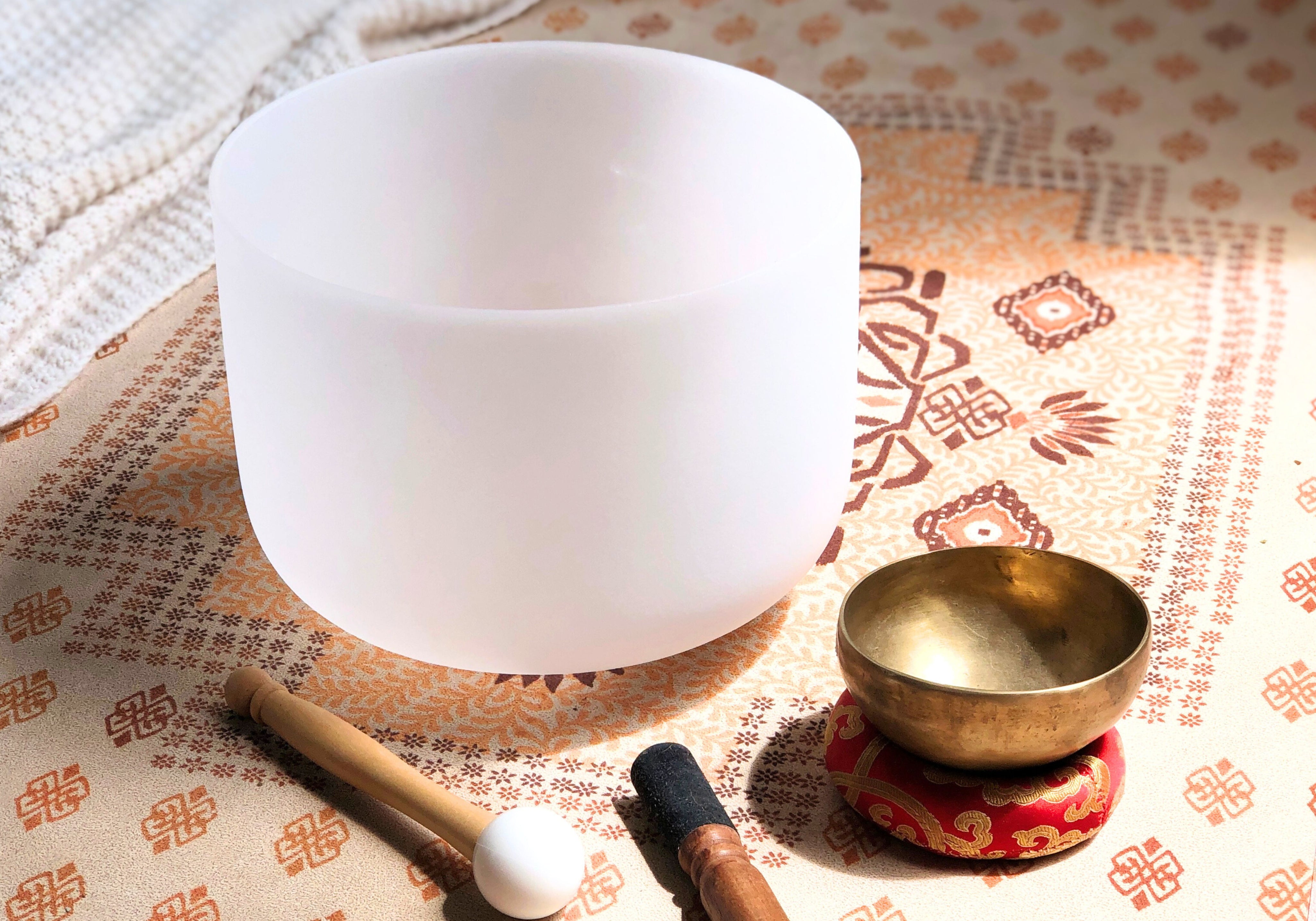 What are the Differences Between Metal Bowls and Crystal Bowls?